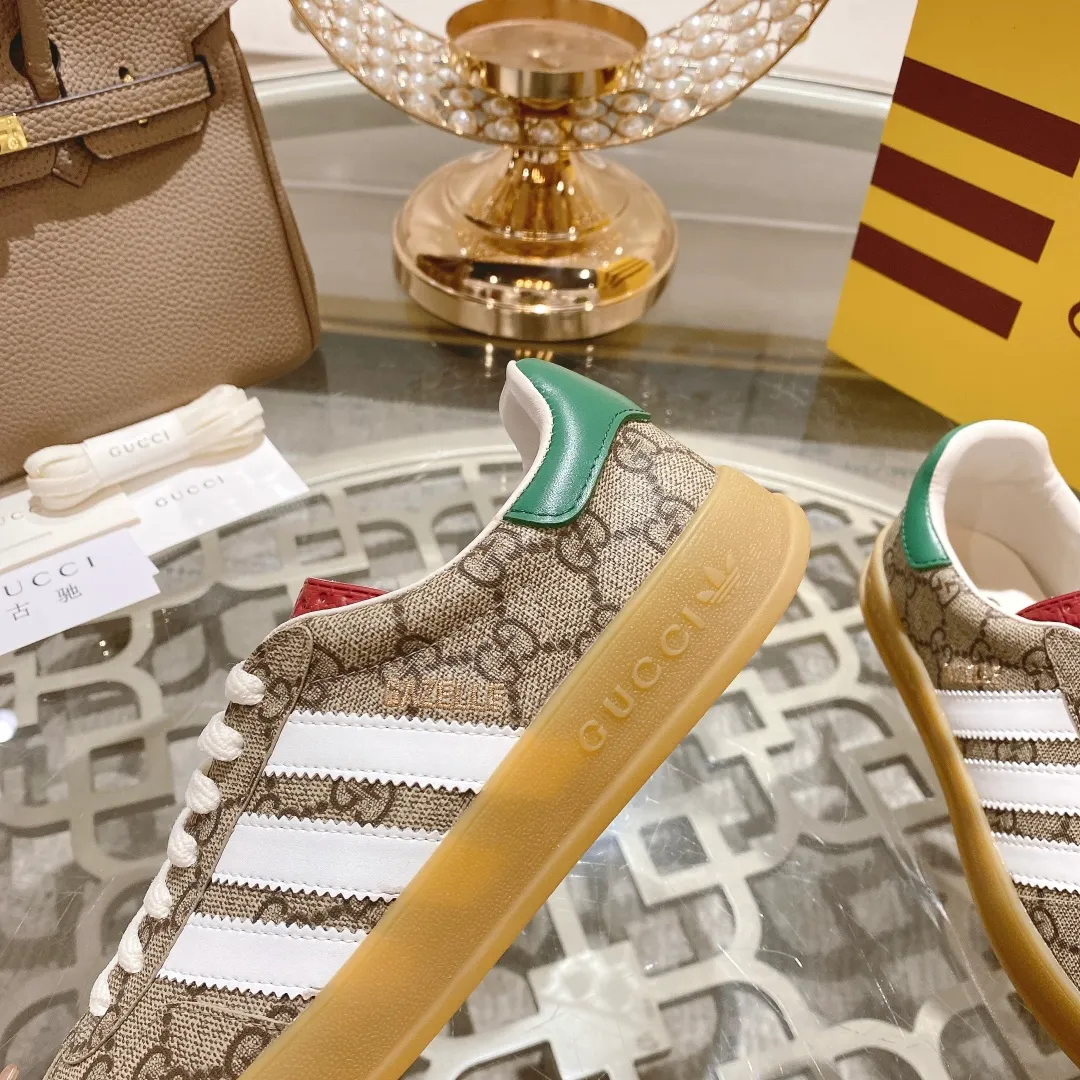 👟👟Ex-factory price 520👟👟Gucci&adidas joint limited edition couple's sneakers. A super nice joint casual sneaker with rich and bold colors! It showed everyone a completely different charm from the past! Combining retro style and youthful sports style to create a new aesthetic! Vitality yet stylish at the same time! ! Upper - made of cowhide, cowhide, cloth. Lining - sheepskin lining for foot pads. Sole - original open-molded beef tendon non-slip and wear-resistant outsole. Size: 35-47 (couple style)